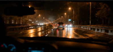 Route de nuit vue depuis une voiture